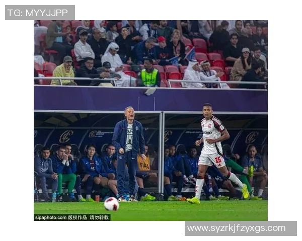 足球球星羊毛卷场上英姿展现独特魅力赢得无数球迷热情关注